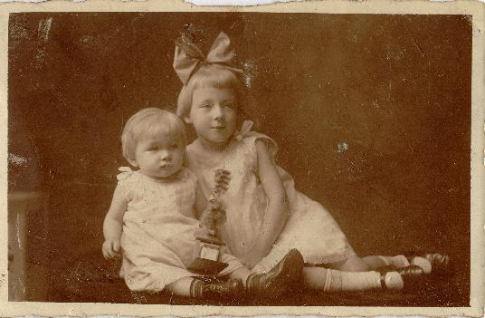 Erica and Inge 1923